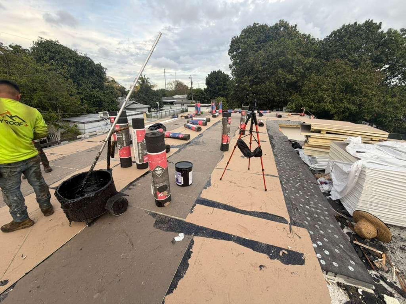 Flat roof with GAF rolls staged and tapered insulation