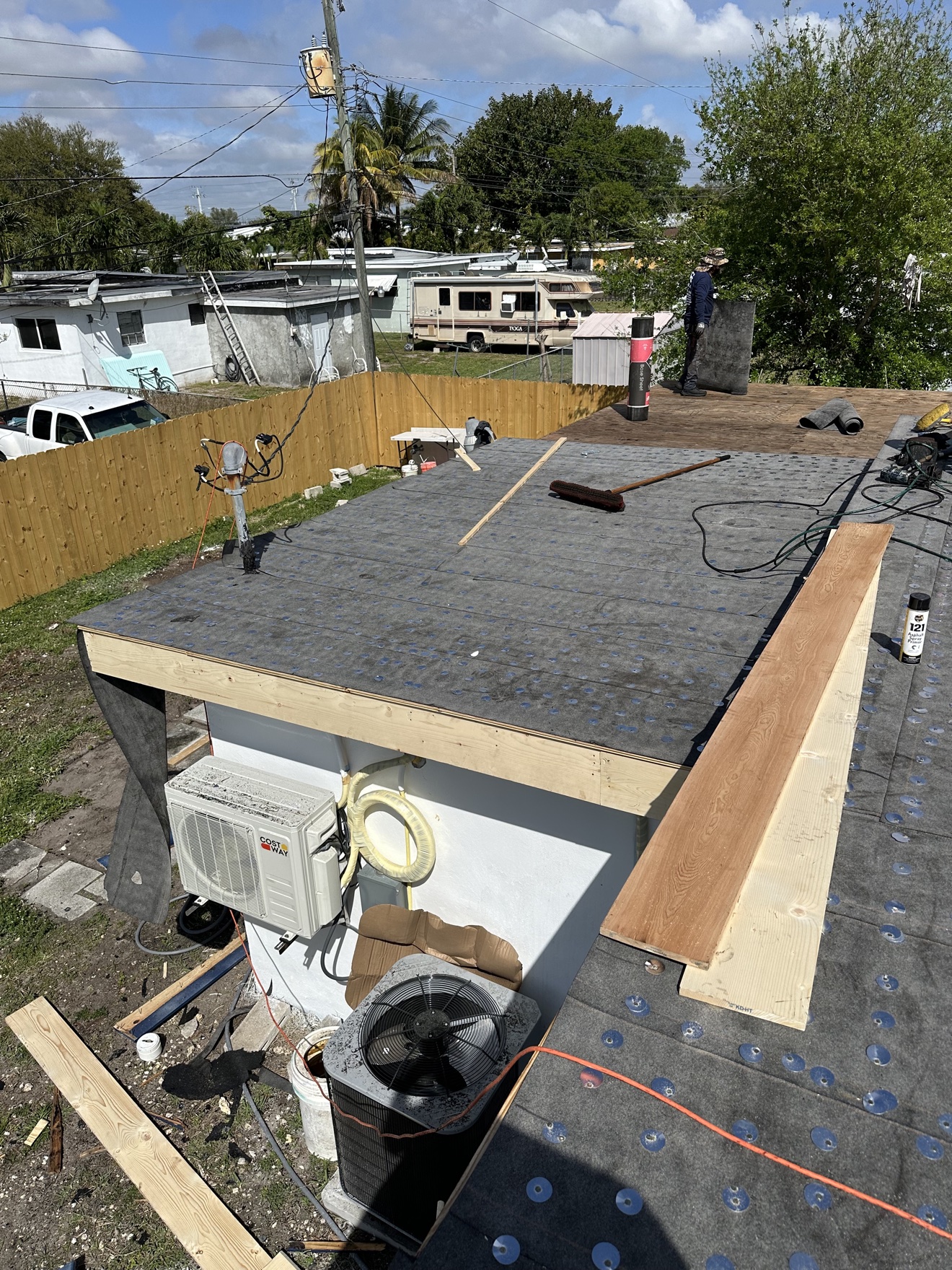 Base sheet with fastener plates on a flat roof